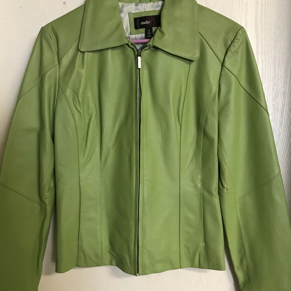 Studio Green Leather Jacket with Classic Collar and Fitted Silhouette